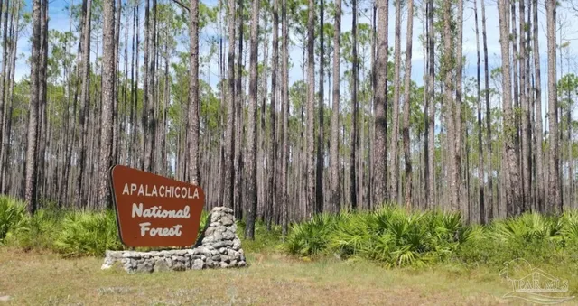 a sign that is sitting in front of a wall