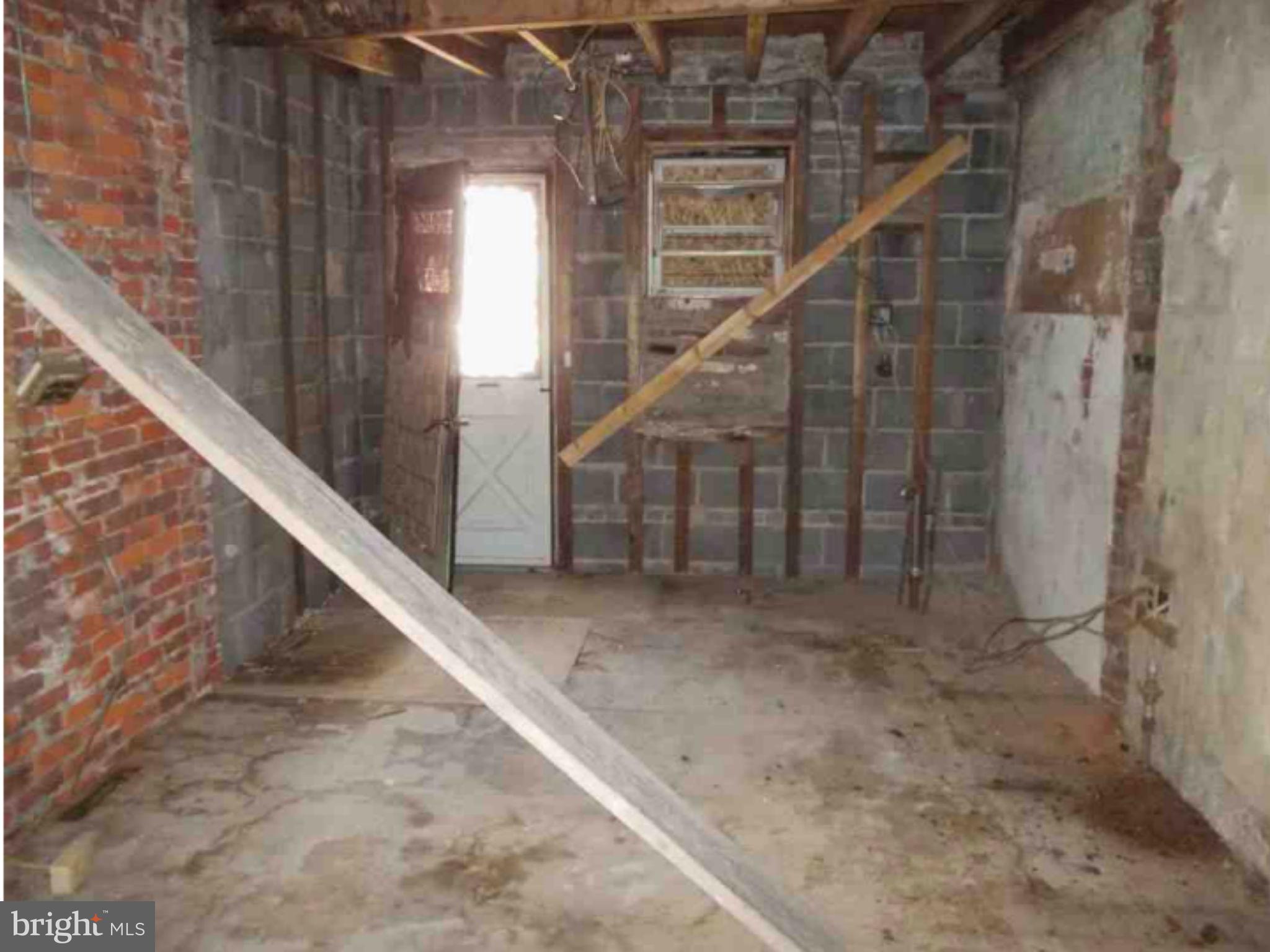 3124 Livingston Street Philadelphia, PA 19134 - Photo 3 of 7 First Floor