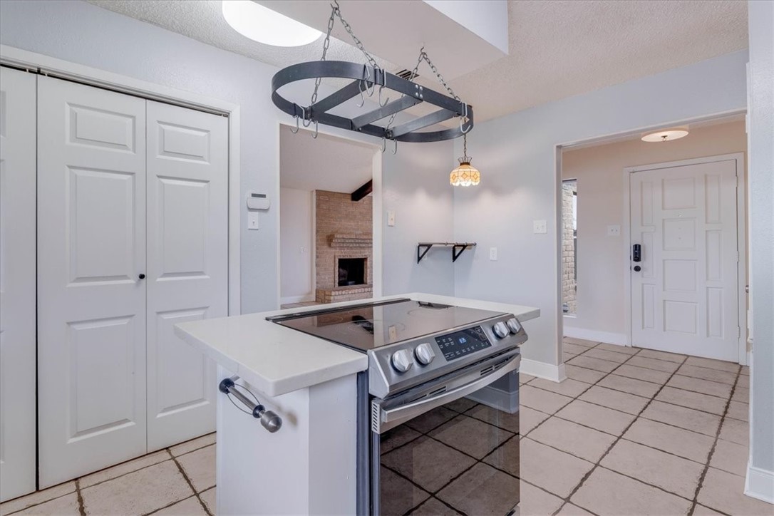 985 Crossbill Street Corpus Christi, TX 78418 - Photo 12 of 40 a kitchen that has a stove and a table in it