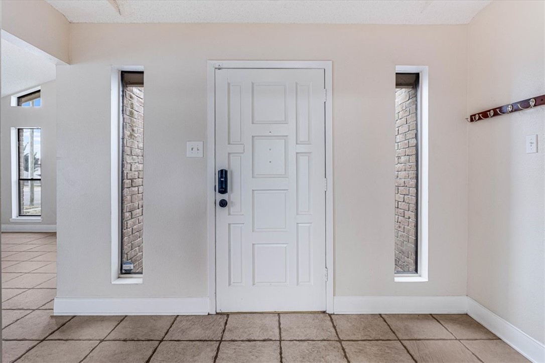 985 Crossbill Street Corpus Christi, TX 78418 - Photo 3 of 40 an empty room with window and bathroom