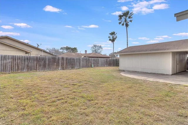 a view of a house with backyard