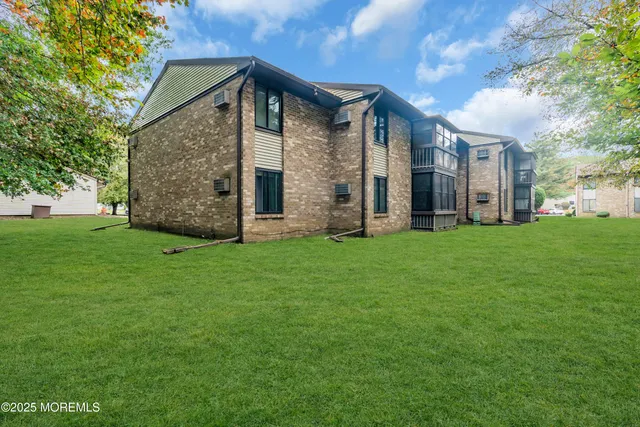 $2,250 | 67 Overlook Way, Unit J, Manalapan, NJ 07726