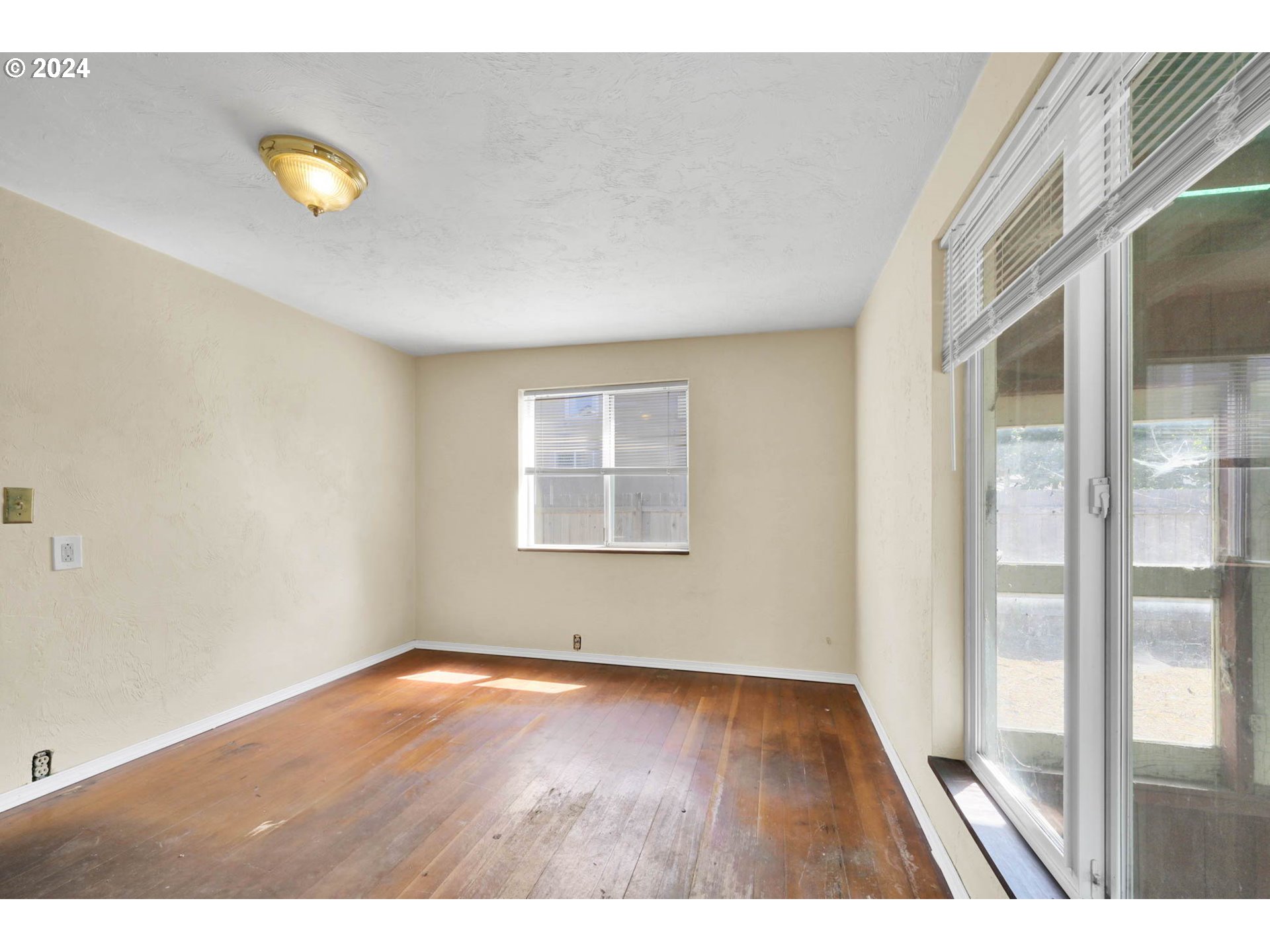 1004 North 3rd Place Springfield, OR 97477 - Photo 14 of 33 a view of an empty room and window