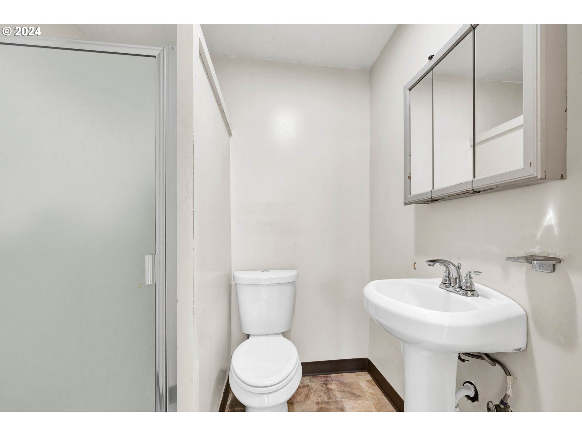 1004 North 3rd Place Springfield, OR 97477 - Photo 15 of 33 a bathroom with a sink toilet and mirror