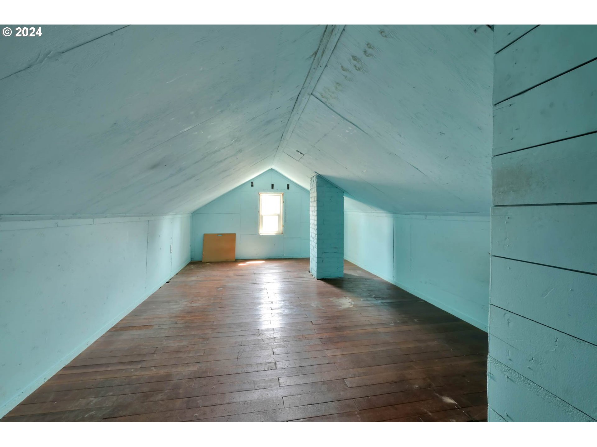 1004 North 3rd Place Springfield, OR 97477 - Photo 18 of 33 a view of a hallway with wooden floor