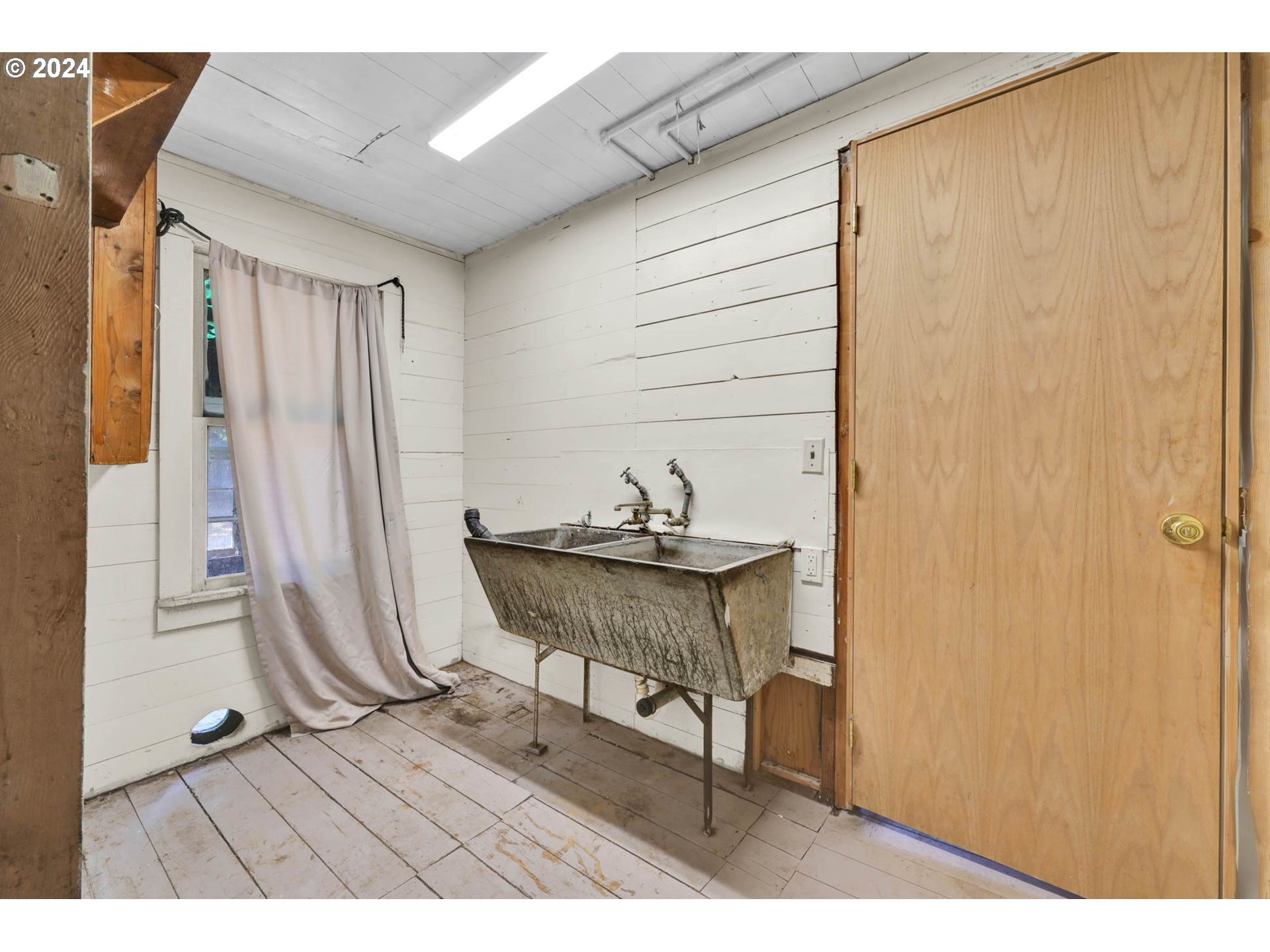 1004 North 3rd Place Springfield, OR 97477 - Photo 19 of 33 a workspace room with furniture and wooden floor