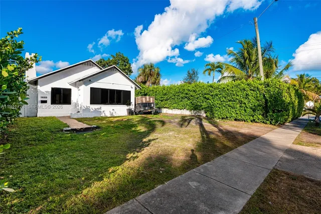 a view of a house with a yard