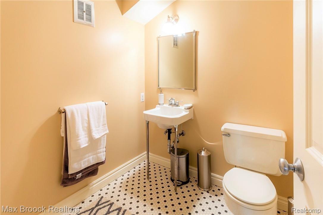 325 Keswick Road Bloomfield Hills, MI 48304 - Photo 35 of 40 Lower Level Half Bath.jpg
