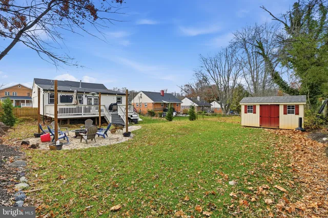 a view of a house with backyard