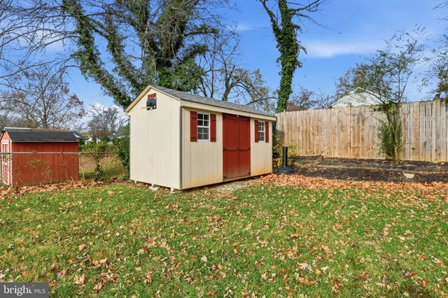 a view of a house with backyard