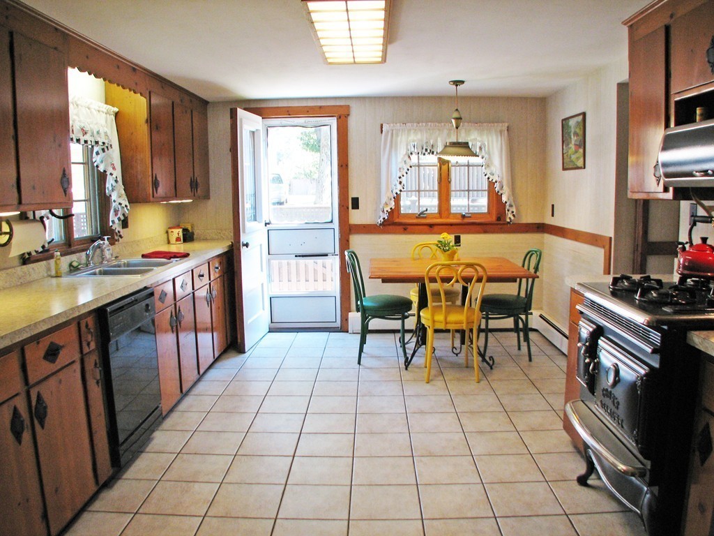 57 Lansdowne Road Arlington, MA 02474 - Photo 8 of 24