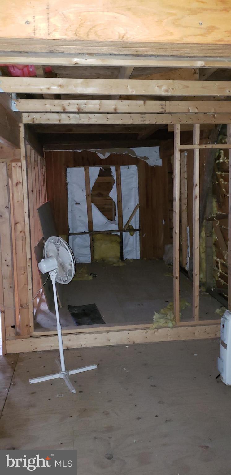 8570 Cobb Road Manassas, VA 20112 - Photo 22 of 46 Back corner room
