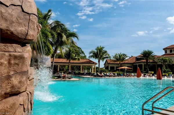 a view of a yard with a fountain