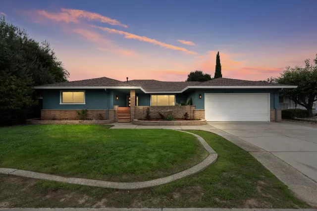 a view of a house with a backyard
