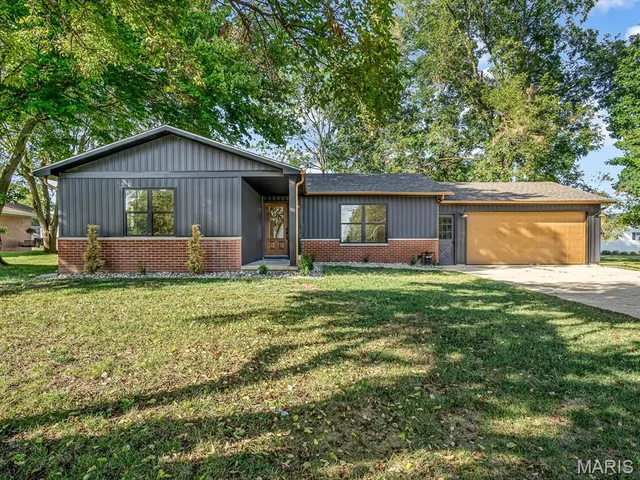 $233,000 | 1105 West Shawneetown Trail, Steeleville, IL 62288