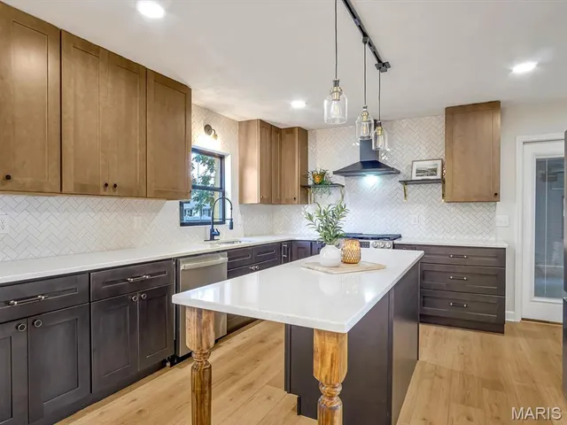 $233,000 | 1105 West Shawneetown Trail, Steeleville, IL 62288