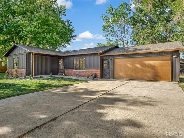 $233,000 | 1105 West Shawneetown Trail, Steeleville, IL 62288