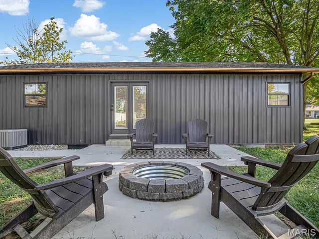 $233,000 | 1105 West Shawneetown Trail, Steeleville, IL 62288