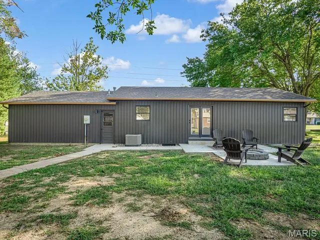 $233,000 | 1105 West Shawneetown Trail, Steeleville, IL 62288