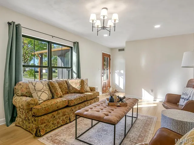 $233,000 | 1105 West Shawneetown Trail, Steeleville, IL 62288