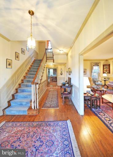 6230 Radcliff Road Alexandria, VA 22307 - Photo 14 of 29 Entrance / Foyer