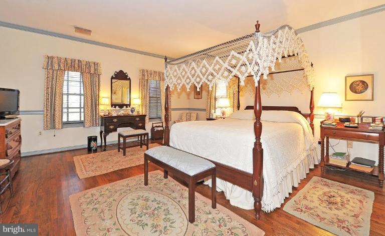 6230 Radcliff Road Alexandria, VA 22307 - Photo 21 of 29 Master Bedroom