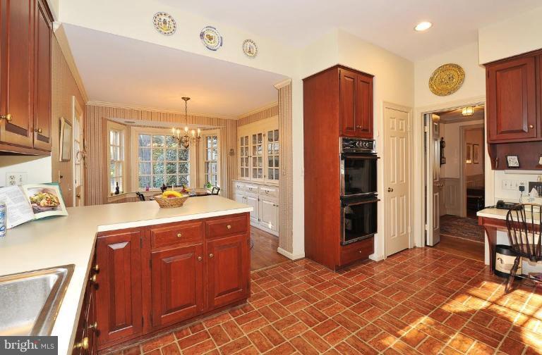 6230 Radcliff Road Alexandria, VA 22307 - Photo 10 of 29 Kitchen #3