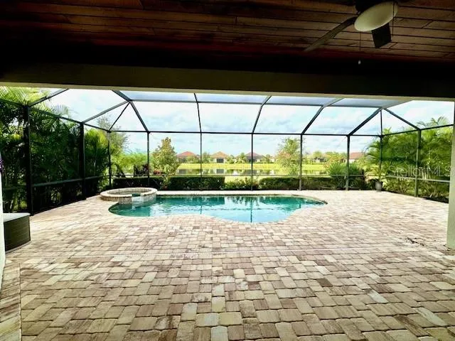 a view of a backyard