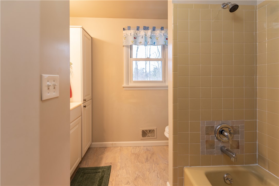 11 Fallbrook Circle Penfield, NY 14625 - Photo 39 of 49 UPSTAIRS HALLWAY BATHROOM