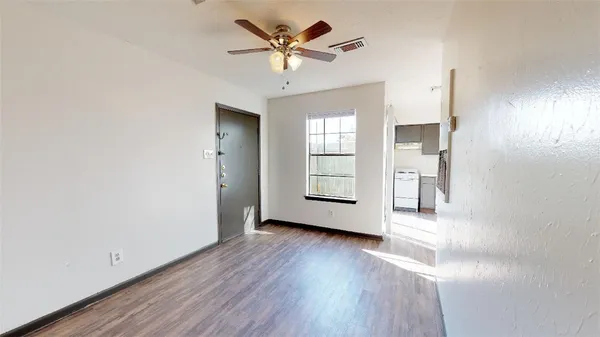 $650 | 725 Peppertree Drive, Unit 31, Bryan, TX 77801