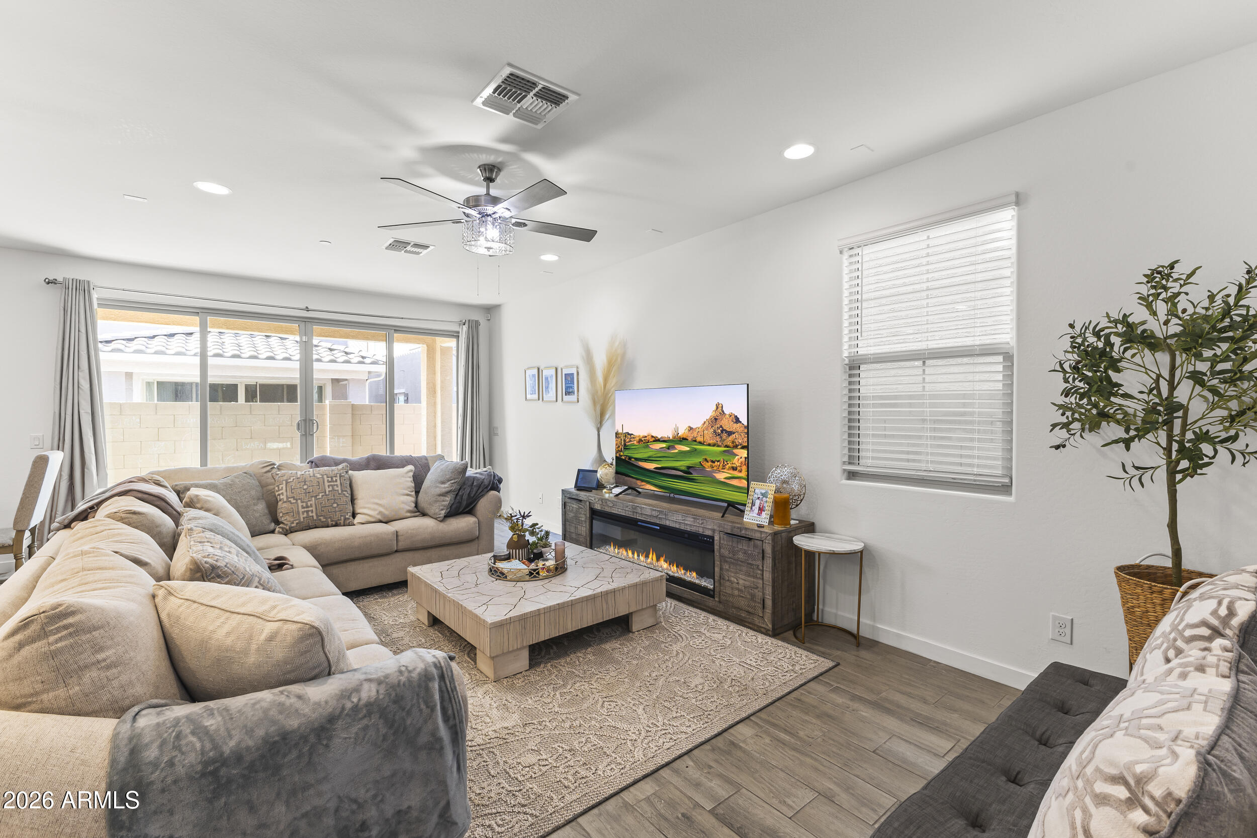 654 South Beebe Street Gilbert, AZ 85296 - Photo 2 of 26 Living Room