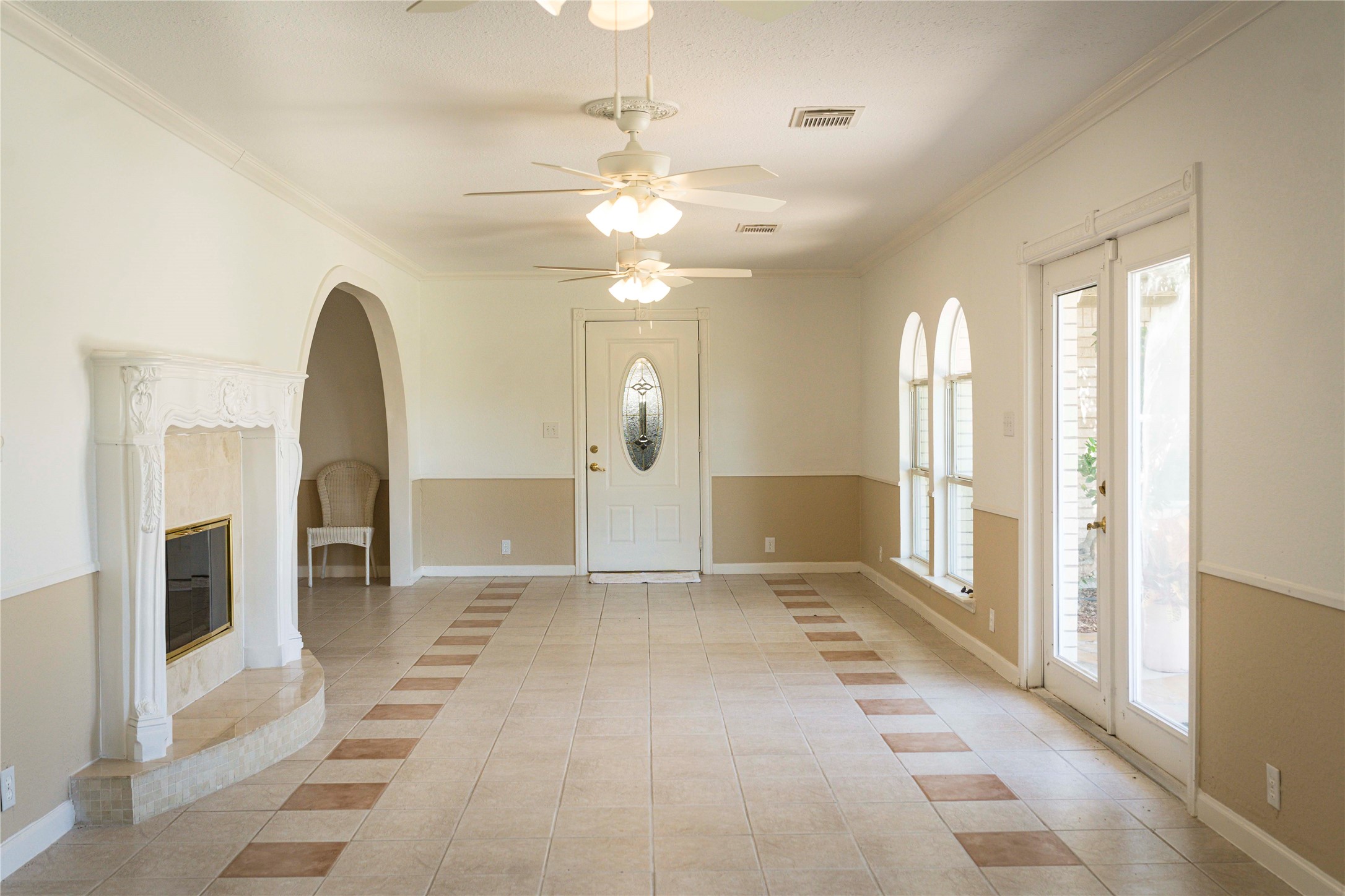 6830 Miller Wilson Road Crosby, TX 77532 - Photo 5 of 48 Huge family/ sun room!
