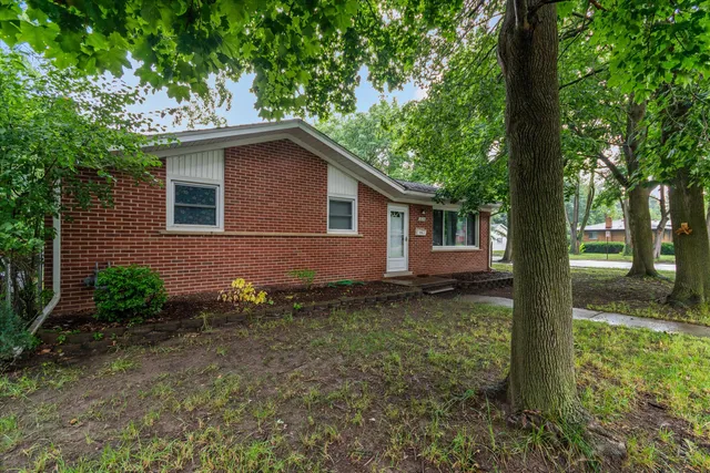 $2,000 | 1015 North Maple Road, Ann Arbor, MI 48103