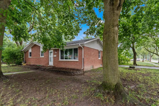 $2,000 | 1015 North Maple Road, Ann Arbor, MI 48103