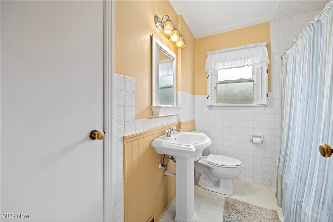 6266 Murray Ridge Road Elyria, OH 44035 - Photo 19 of 36 1st floor full bath