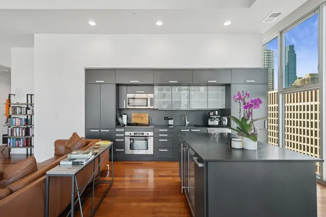 $949,000 | 550 North St Clair Street, Unit 2601, Chicago, IL 60611