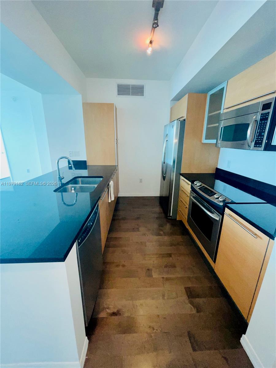 951 Brickell Avenue, Unit 3211 Miami, FL 33131 - Photo 23 of 35 a kitchen with granite countertop a refrigerator and a stove
