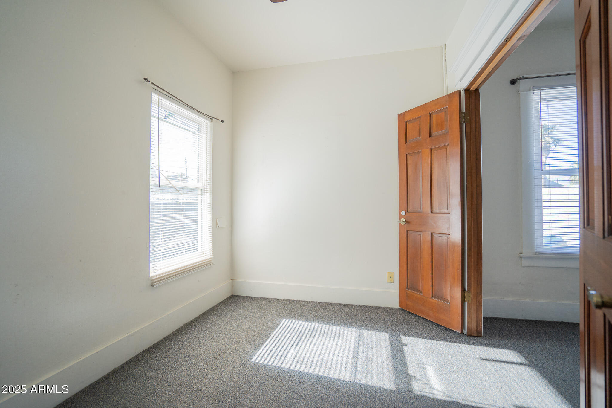1001 East Garfield Street Phoenix, AZ 85006 - Photo 19 of 27 an empty room with windows