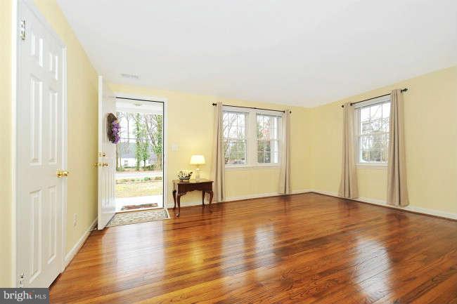 7705 Schelhorn Road Alexandria, VA 22306 - Photo 4 of 29 Living Room