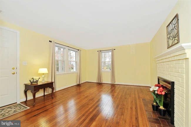 7705 Schelhorn Road Alexandria, VA 22306 - Photo 5 of 29 Living Room