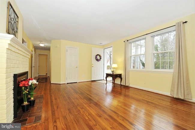 7705 Schelhorn Road Alexandria, VA 22306 - Photo 6 of 29 Living Room
