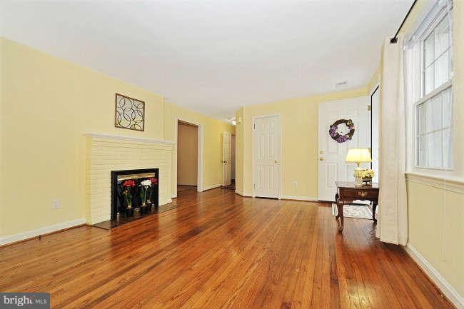 7705 Schelhorn Road Alexandria, VA 22306 - Photo 7 of 29 Living Room