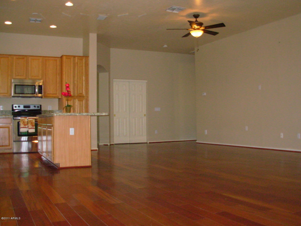 2436 East Darrel Road Phoenix, AZ 85042 - Photo 9 of 22 Family/Kitchen