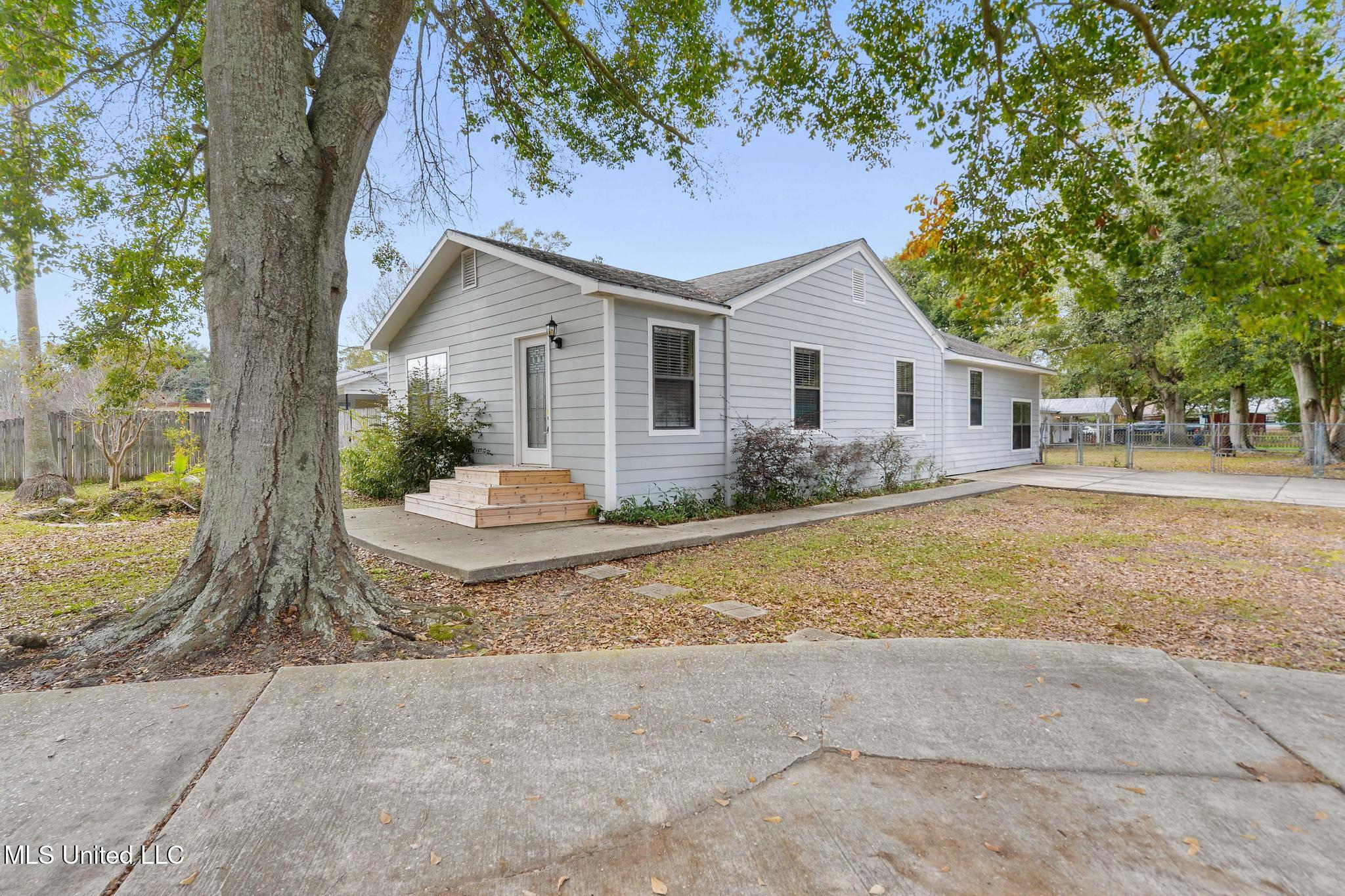 1705 14th Street Pascagoula, MS 39567 - Photo 2 of 36 002