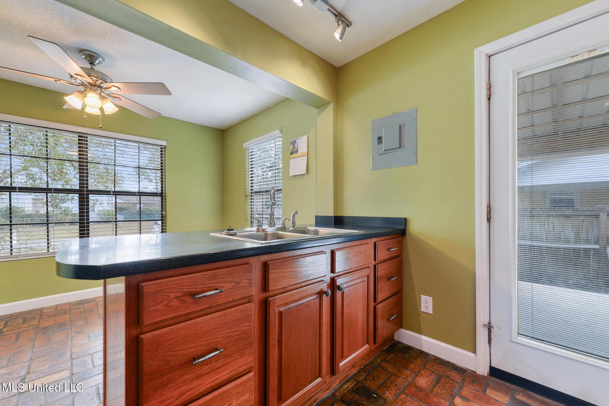 1705 14th Street Pascagoula, MS 39567 - Photo 6 of 36 006