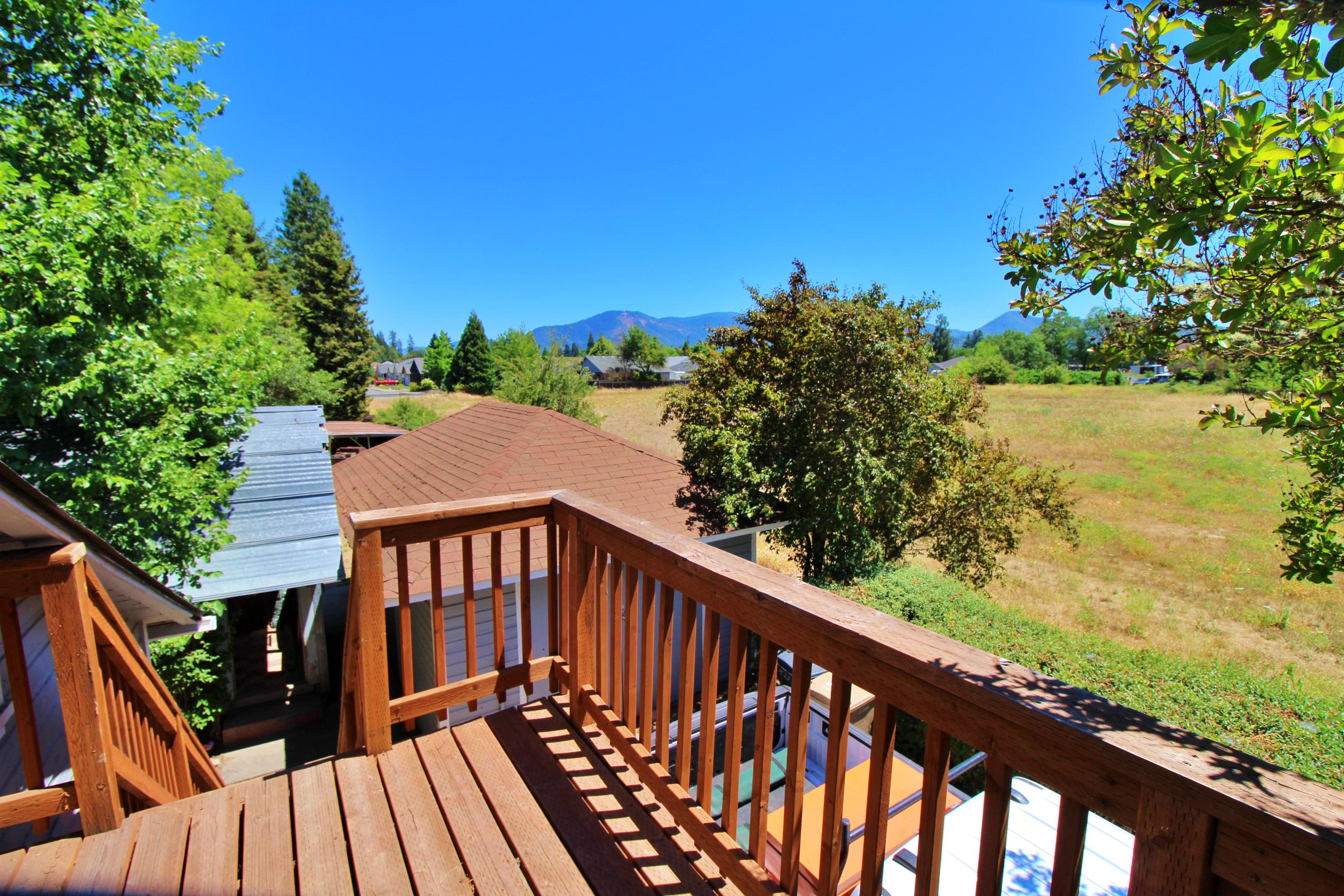 433 Lincoln Road Grants Pass, OR 97526 - Photo 26 of 33 Upstairs deck