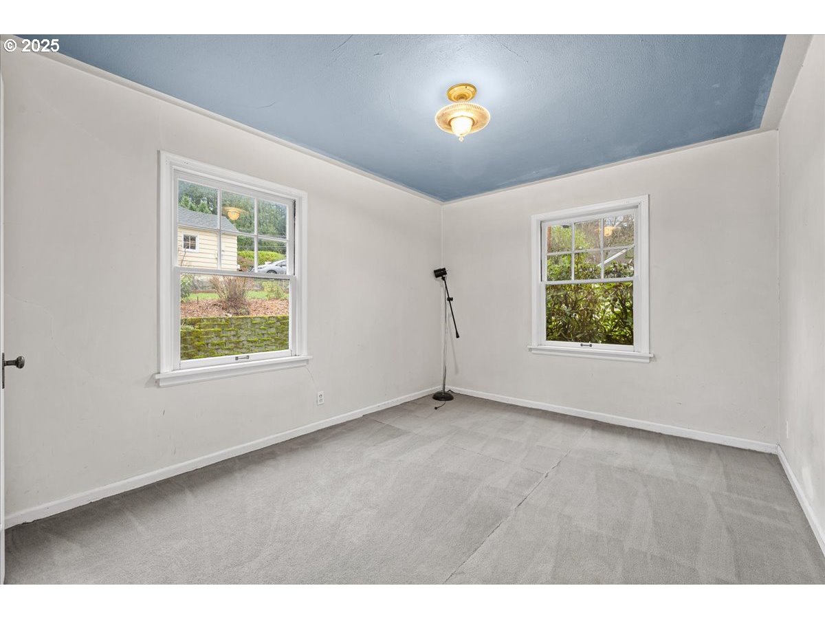 4729 Southwest 31st Drive Portland, OR 97239 - Photo 13 of 28