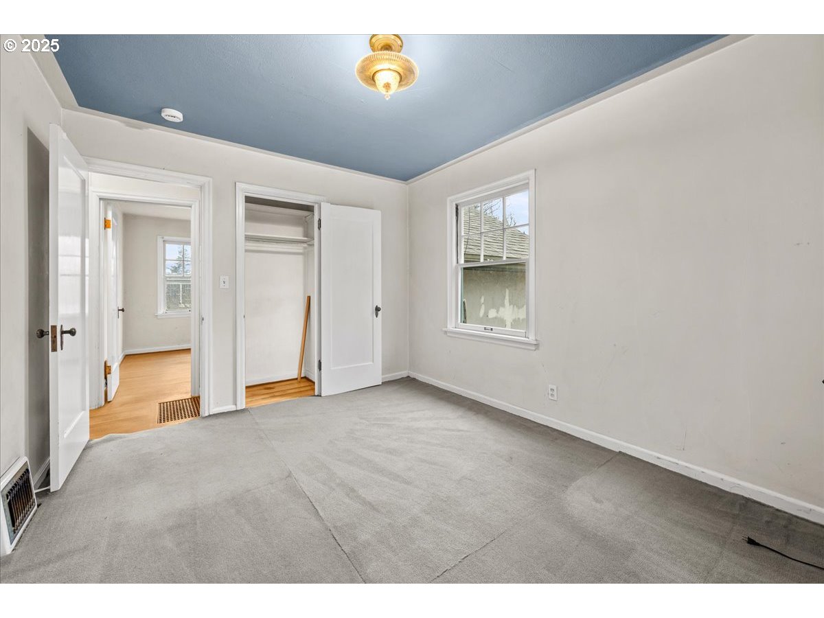 4729 Southwest 31st Drive Portland, OR 97239 - Photo 14 of 28