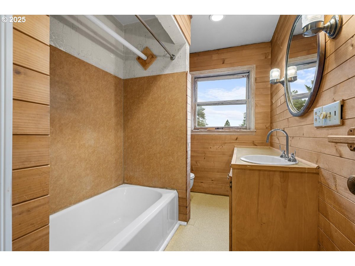 4729 Southwest 31st Drive Portland, OR 97239 - Photo 15 of 28