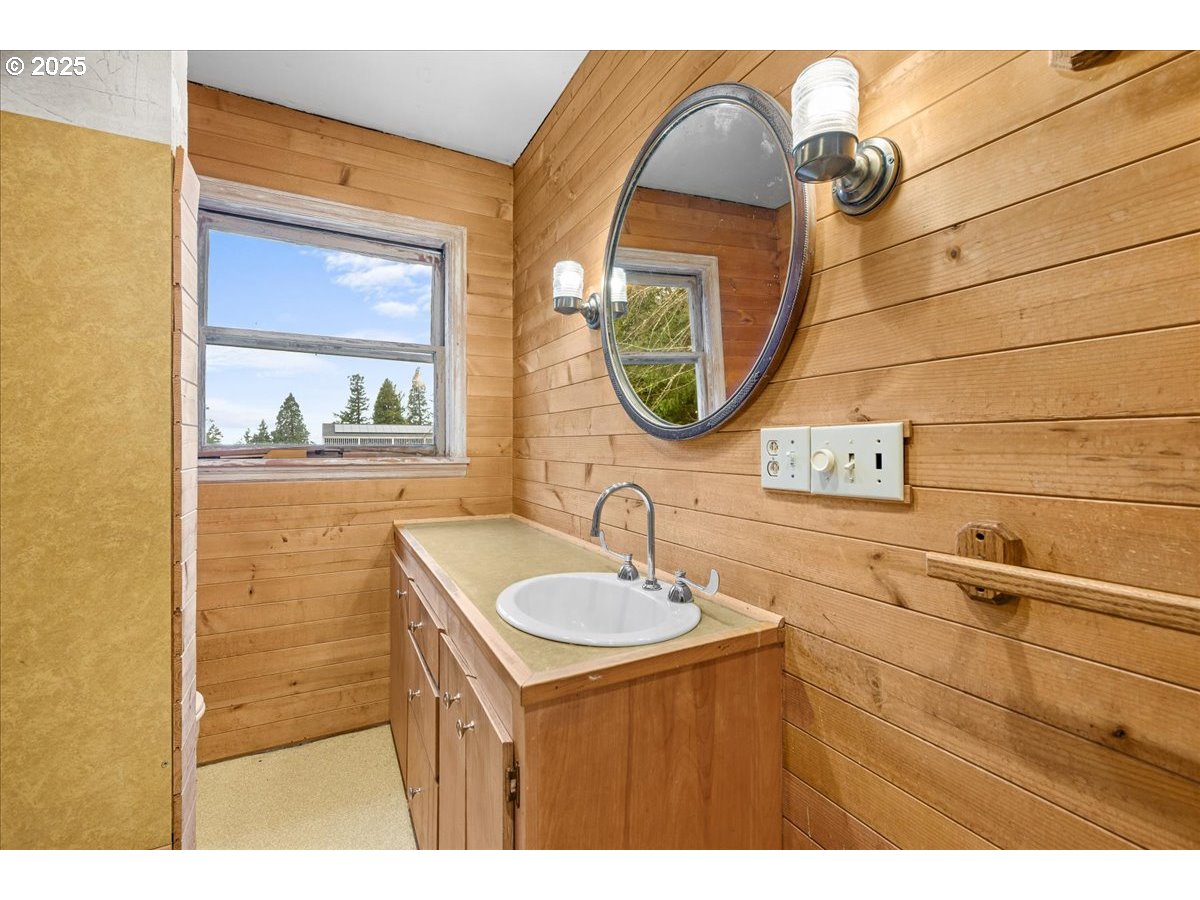 4729 Southwest 31st Drive Portland, OR 97239 - Photo 16 of 28